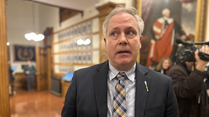 Glen Savoie parle à des journalistes.