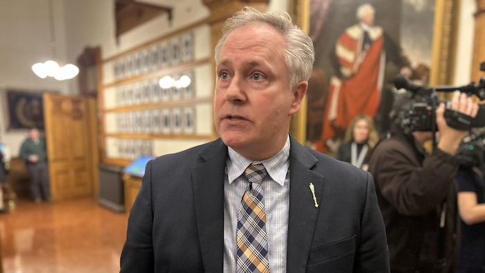 Glen Savoie parle à des journalistes.