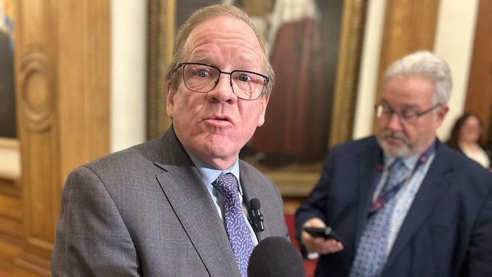 Chuck Chiasson parle à des journalistes.
