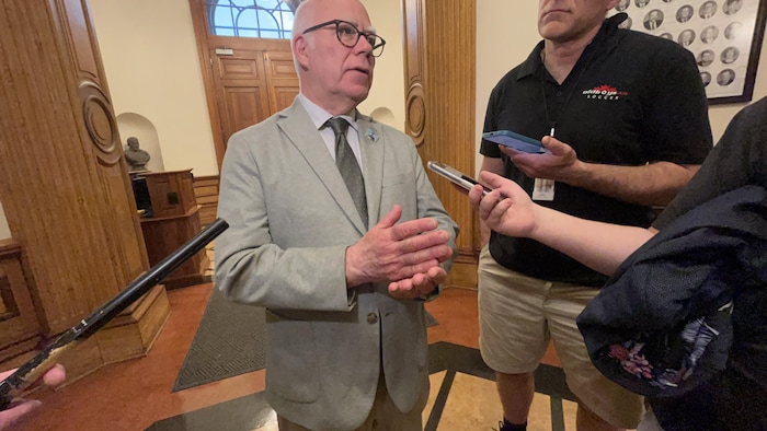 David Coon en mêlée de presse. 