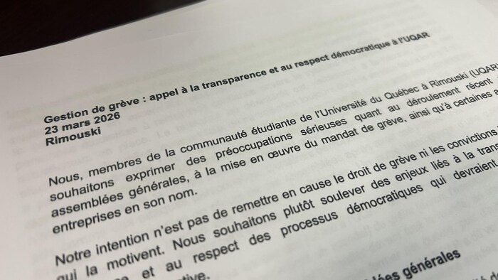 Une photo de la première page de la lettre. 