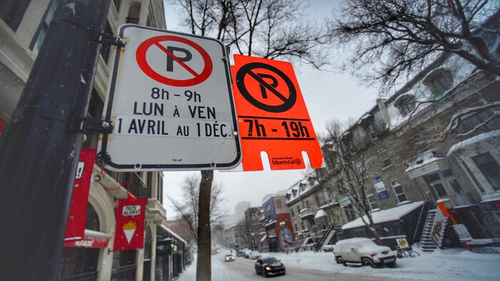 Une pancarte interdisant aux automobilistes de stationner leur véhicule dans la rue de 7 h à 19 h.