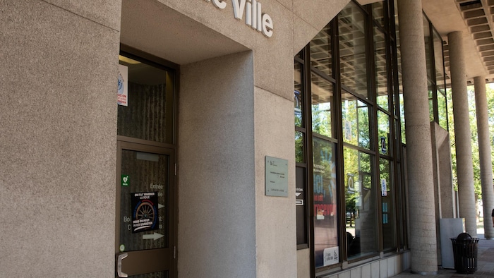 L'hôtel de ville de Trois-Rivières en été.