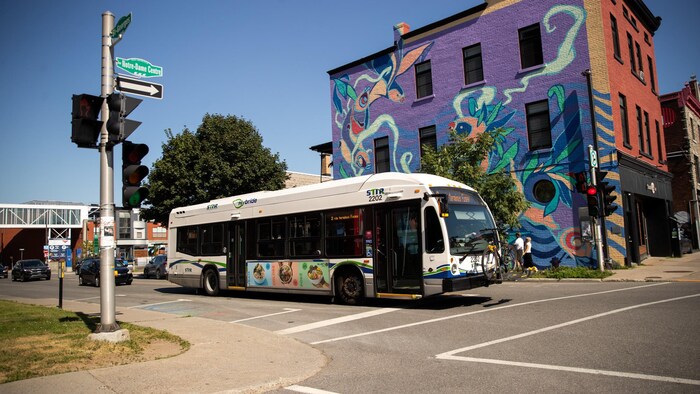Un autobus de la STTR au centre-ville de Trois-Rivières.