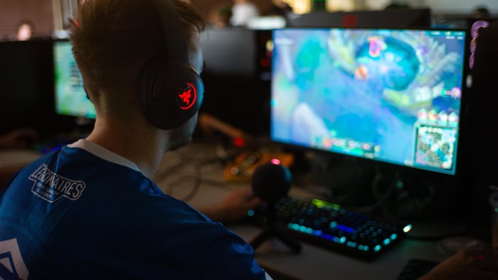 Une personne joue un jeu vidéo.