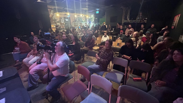 Un rassemblement politique dans une salle.
