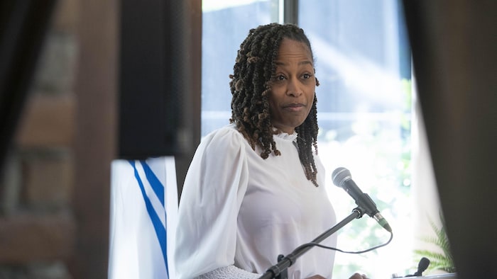 Elle prend la parole au micro à Longueuil.