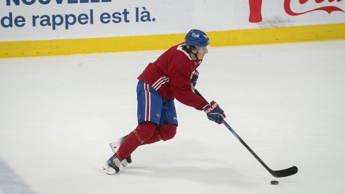 Un joueur de hockey manie la rondelle pendant un entraînement.