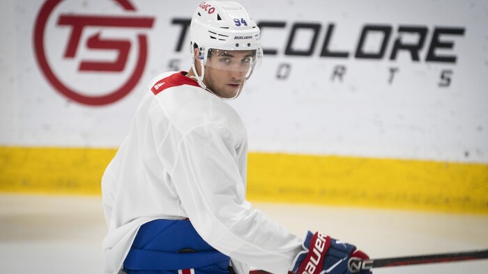 Un joueur de hockey jette un regard derrière lui pendant une séance d'entraînement.