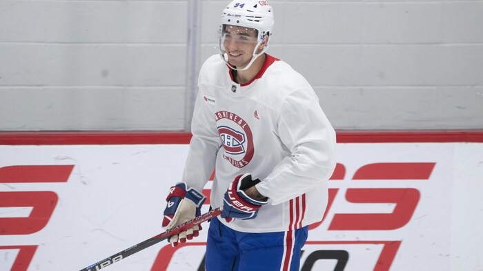 Un joueur de hockey sourit pendant une séance d'entraînement.