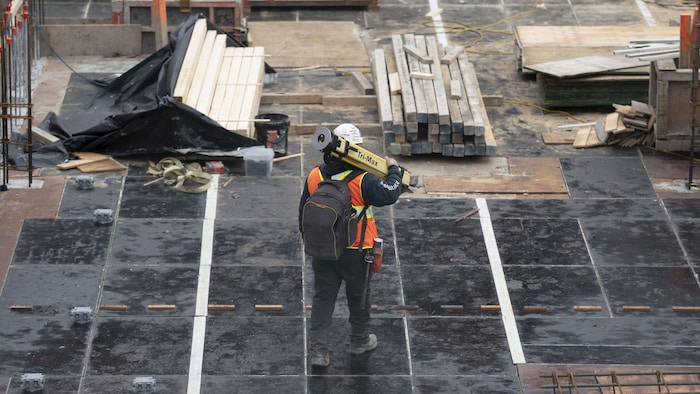 Un travailleur de la construction sur un chantier immobilier à Montréal.