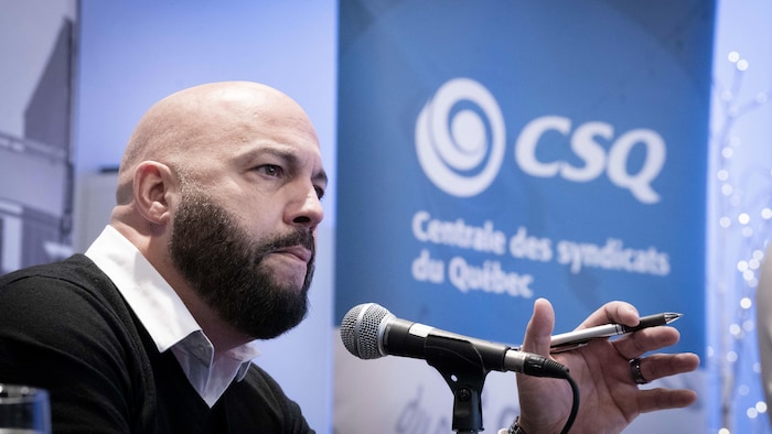 Éric Gingras parle dans un micro.