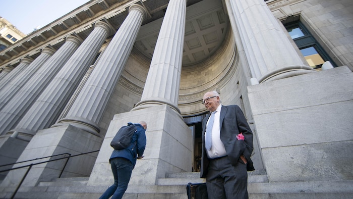 المحامي جوليوس غراي واقفاً أمام مبنى محكمة الاستئناف الكيبيكية في مونتريال.