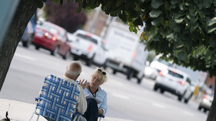 Timéo de dos, assis sur une chaise.