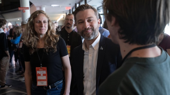 Christine Labrie et Gabriel Nadeau-Dubois discutant avec un militant.
