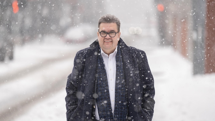 Denis Coderre marchant dans la neige.