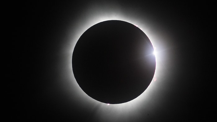La Lune devant le Soleil, avec une mince bague de lumière entourant le cercle noir.