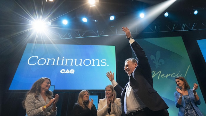 Élections provinciales 2022 au Québec. Soirée et rassemblement de la CAQ. Des centaines de partisans se sont rassemblés pour suivre la soirée électorale. 