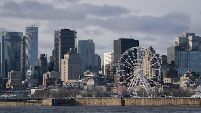 La Grande Roue de Montréal devant les gratte-ciels du centre-ville de la ville de Montréal.