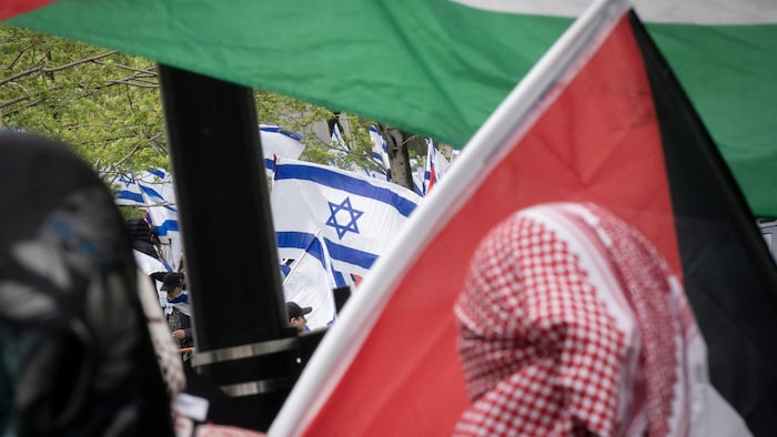 Face-à-face entre drapeaux palestiniens et drapeaux israéliens.