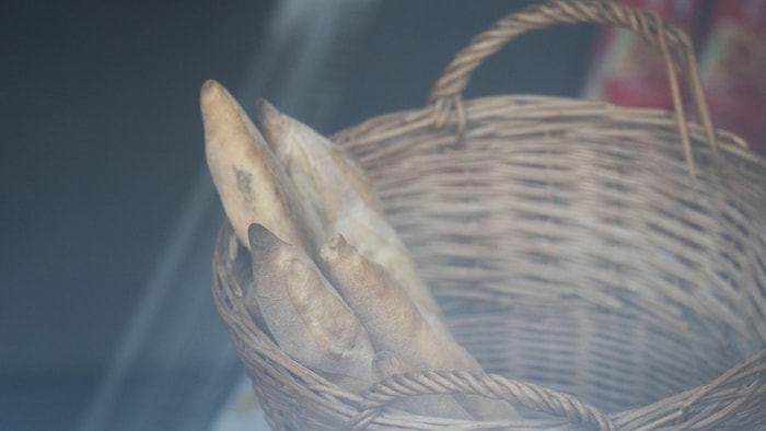 Des baguettes de pain dans une corbeille.
