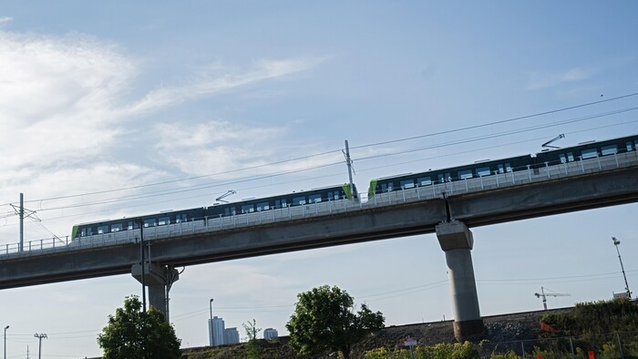 Le train léger REM de Montréal qui circule sur des pylônes en béton