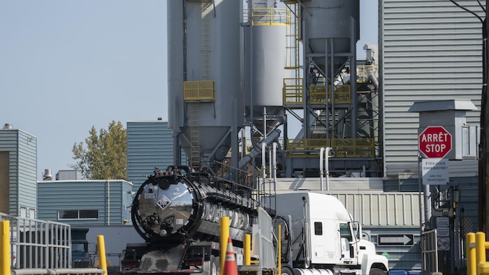 Un camion entre dans un complexe industriel.