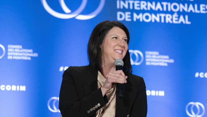 France Bélisle prend la parole.