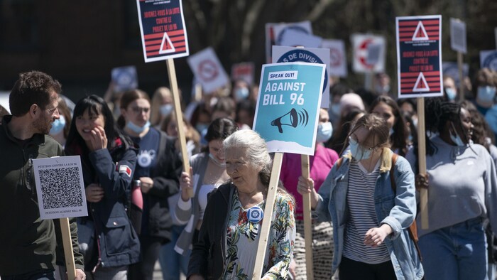 Estudiantes y profesores participan en una manifestación de rechazo al proyecto de ley  96 en Montreal.