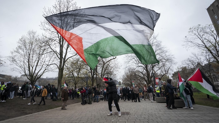 Manifestation pro Israélienne devant le campement pro Palestinien sur le campus de L’Université McGill à Montréal. 
