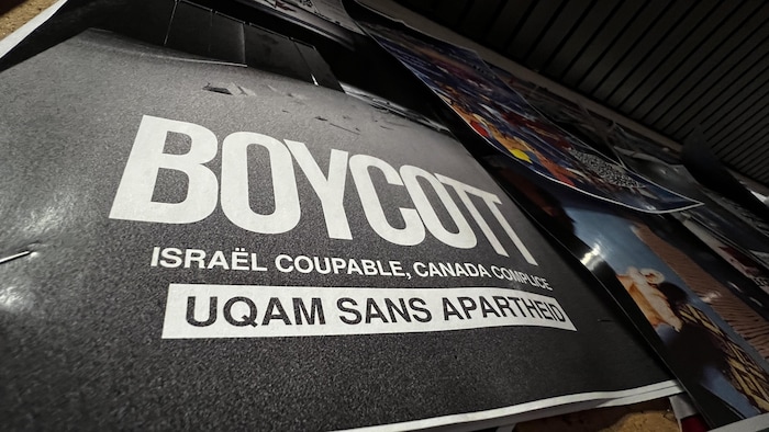 Une affiche appelant au boycottage d'Israël par l'UQAM.