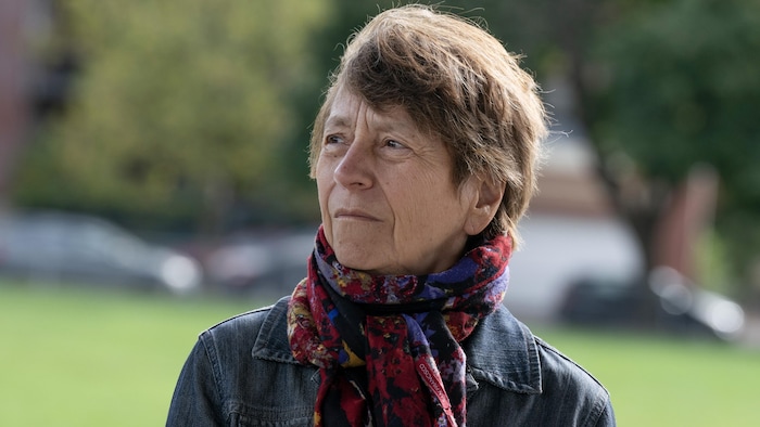 Françoise David, dans un parc, regarde au loin.