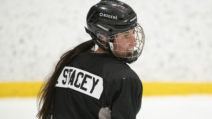 Brooke Stacey sourit en patinant. 