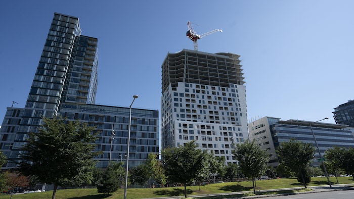 Un immeuble à logements.