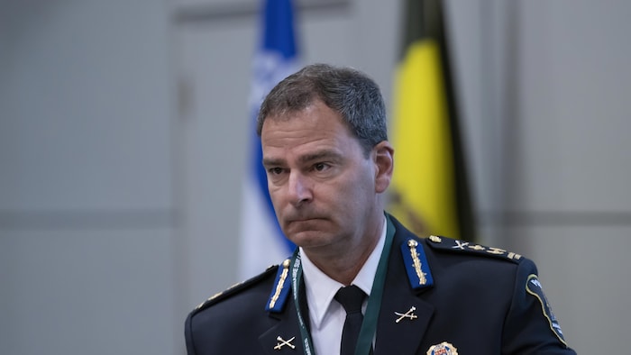 Patrick Bélanger, en uniforme, l'air sérieux.