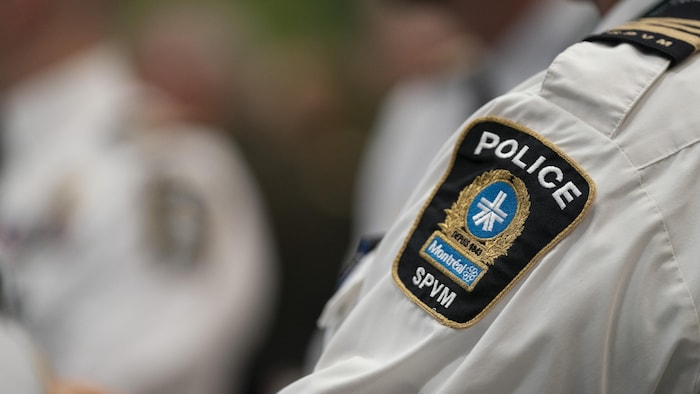 Logo du SPVM sur la manche de l'uniforme d'un policier lors d'un séminaire au quartier général de la SQ à Montréal.