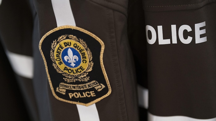 Un écusson de la Sureté du Québec sur un uniforme de la police provinciale.