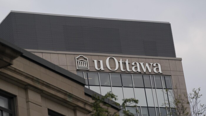 Un panneau de l'Université d'Ottawa.