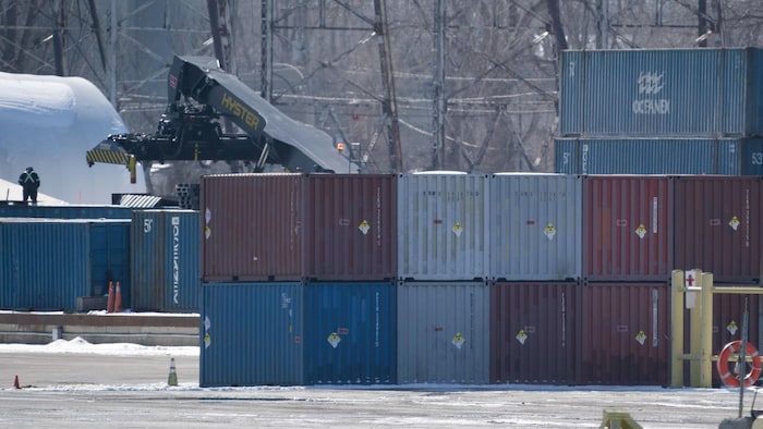 Des conteneurs empilés au port de Montréal.