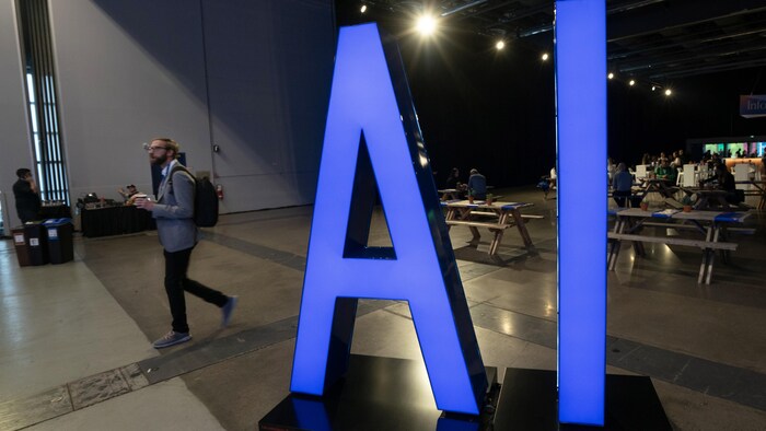 Une salle où se déroule une conférence sur l'intelligence artificielle à Montréal.