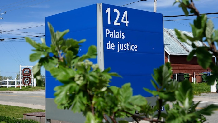 Le panneau du Palais de justice de Percé.