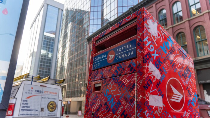 Une boîte de Postes Canada.