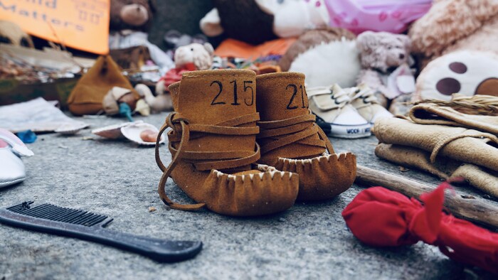 Une paire de mocassins arbore le chiffre 215, faisant référence aux 215 victimes de Kamloops.