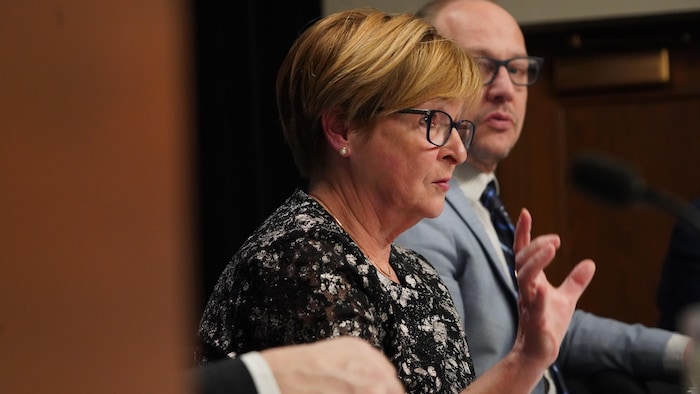 Mme Leclerc en conférence de presse.