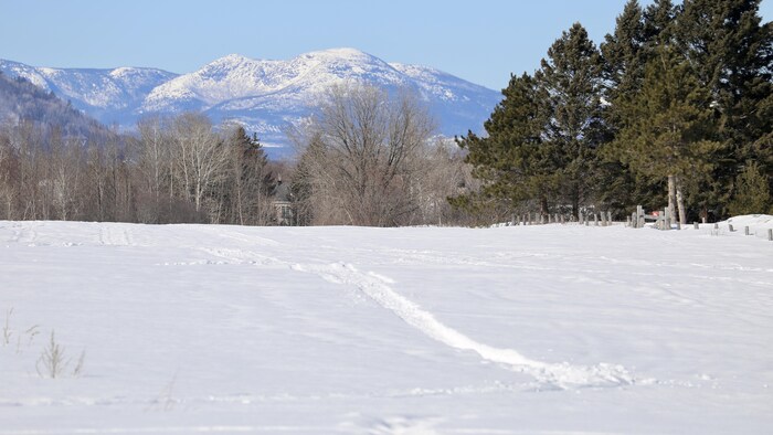 Des montagnes enneigées