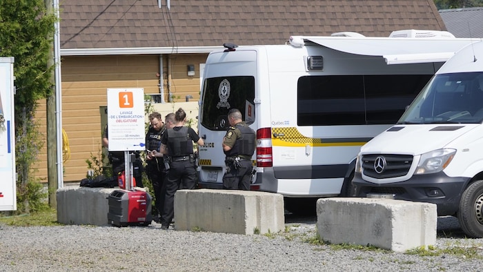 Des policiers près d'un camion.