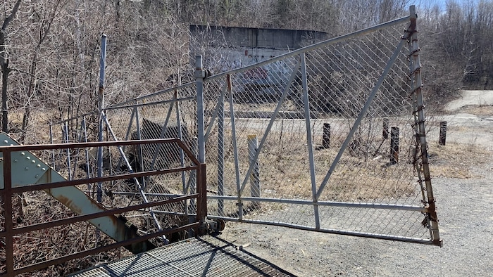 Un clôture arrachée devant le site de l'ancienne usine Belgo. 