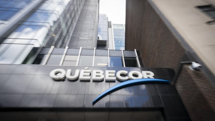 Le logo de Québecor est bien visible sur la façade du siège social.