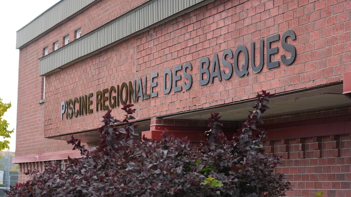 L'extérieur de la piscine régionale des Basques.