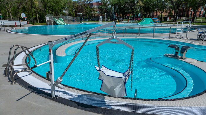 Un appareil pour personnes handicapées à la nouvelle piscine publique dans le parc Wascana, à Regina, le 30 mai 2023.